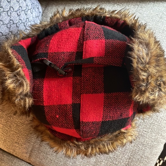 Red and black lumberjack fur trappers hat - Picture 10 of 11
